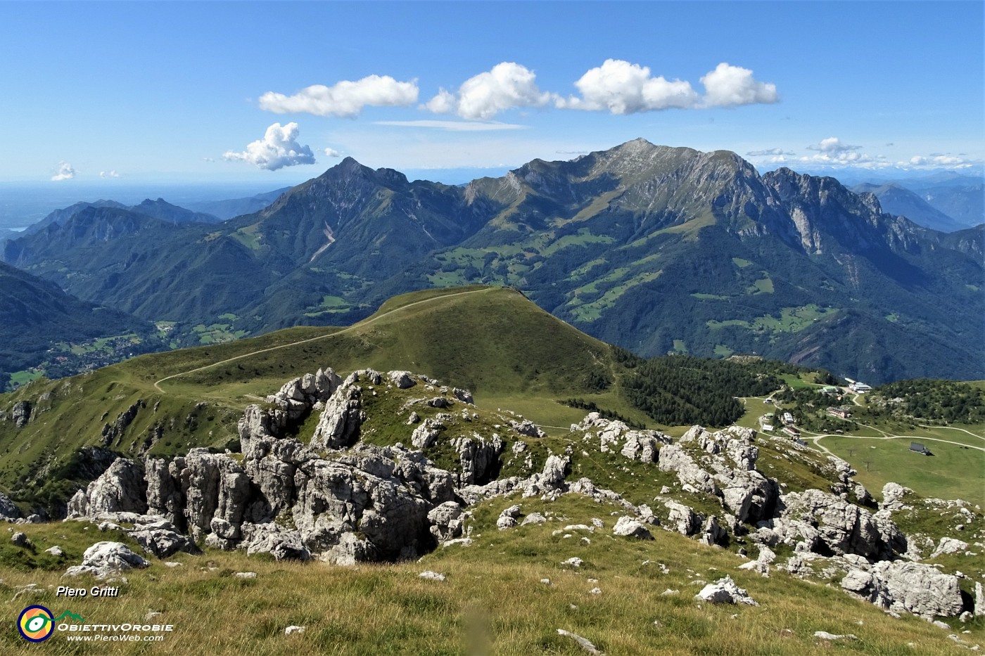 44 Bella vista sui Piani di Bobbio e le Grigne.JPG